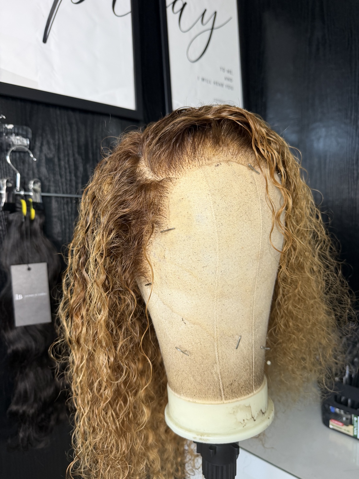 Lace bouclée blonde après garnissage